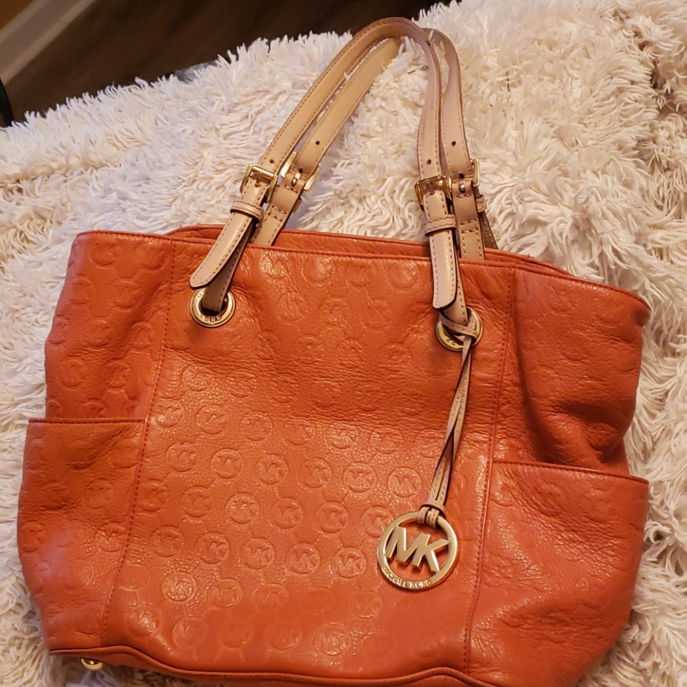 Micheal kors pocket book
